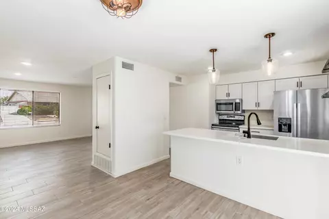 Kitchen - 10032 Eric Allan Pl, Tucson, AZ 85748 photo 2 of 5