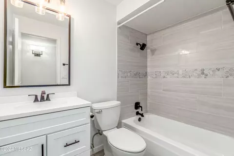 Bath - 10032 Eric Allan Pl, Tucson, AZ 85748 photo 2 of 2