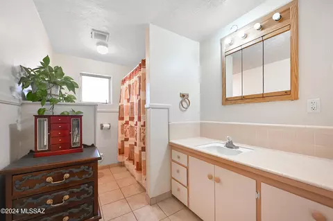 Bath - 6089 E Beverly St, Tucson, AZ 85711 photo 1 of 1