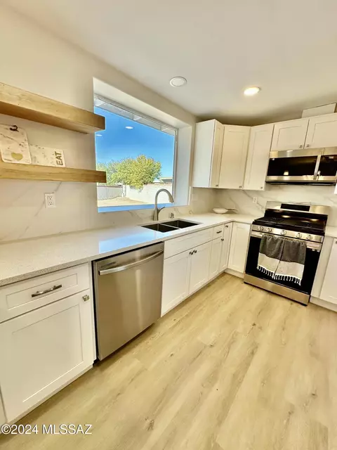 Kitchen - 7401 E Stella Rd, Tucson, AZ 85730 photo 9 of 11