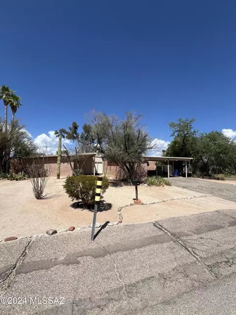 8817 E Lancaster Rd, Tucson, AZ 85715