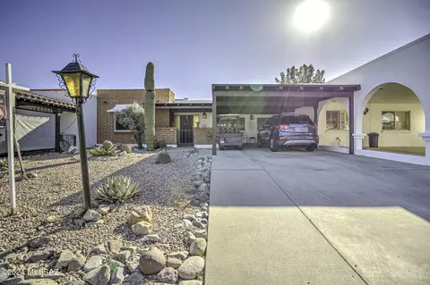 555 S Paseo Lazo Cir, Green Valley, AZ 85614