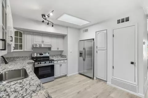 9346 E 5th St, Tucson, AZ 85710 photo 6