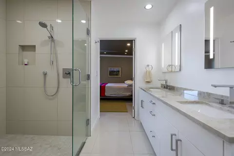 Bath - 2201 E Mabel St, Tucson, AZ 85719 photo 3 of 5