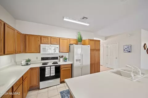 Kitchen - 8574 S Dubloon Way, Tucson, AZ 85756 photo 3 of 5