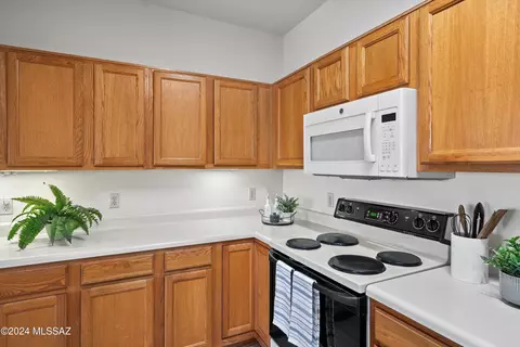Kitchen - 8574 S Dubloon Way, Tucson, AZ 85756 photo 4 of 5