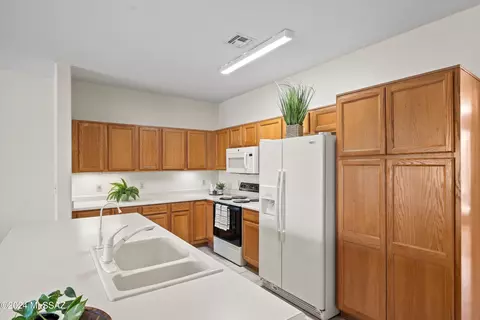 Kitchen - 8574 S Dubloon Way, Tucson, AZ 85756 photo 2 of 5