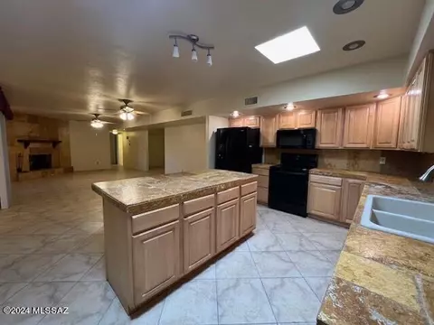 Kitchen - 16441 S Observatory Pl, Vail, AZ 85641 photo 1 of 2