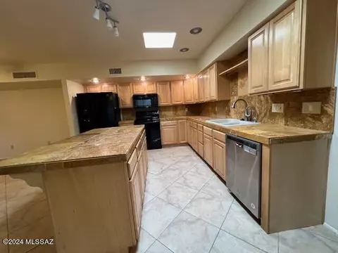 Kitchen - 16441 S Observatory Pl, Vail, AZ 85641 photo 2 of 2