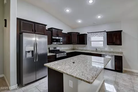420 S Courts Redford Dr, Vail, AZ 85641