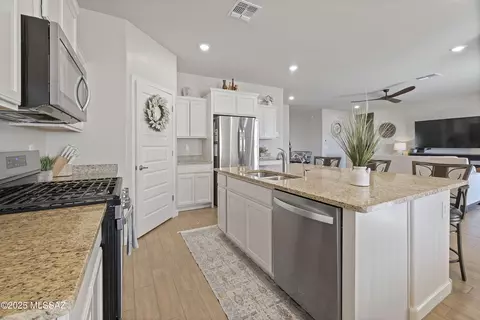 Kitchen - 295 W Aberdeen St, Vail, AZ 85641 photo 3 of 4