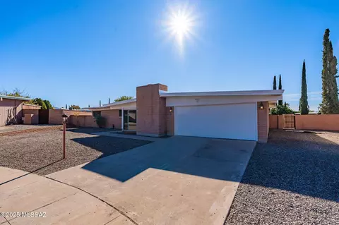 8868 E Bluefield St, Tucson, AZ 85710