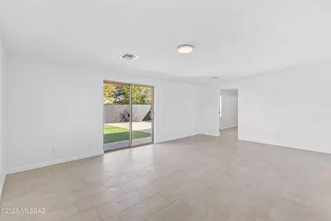 2525 E Warwick Vis, Tucson, AZ 85713 photo 13