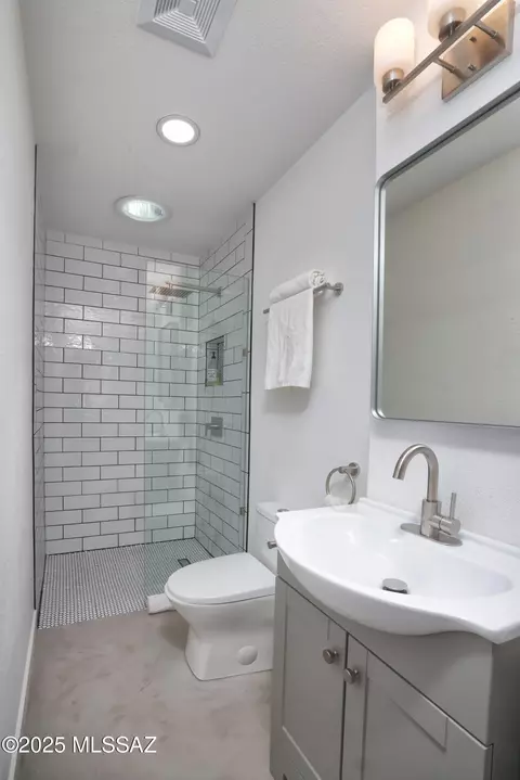 Bath - 63671 E Cat Claw Ln, Saddlebrooke, AZ 85739 photo 5 of 5