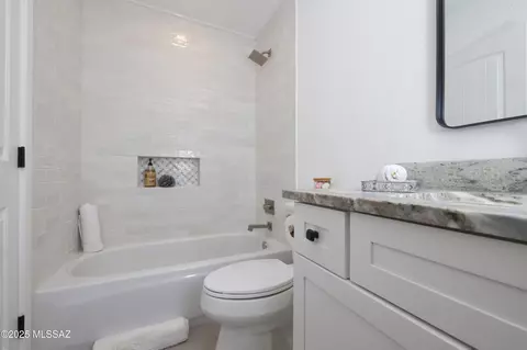 Bath - 63671 E Cat Claw Ln, Saddlebrooke, AZ 85739 photo 3 of 5