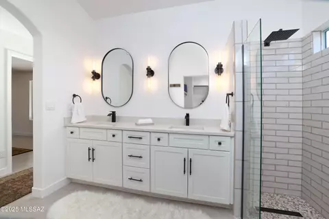 Bath - 63671 E Cat Claw Ln, Saddlebrooke, AZ 85739 photo 2 of 5