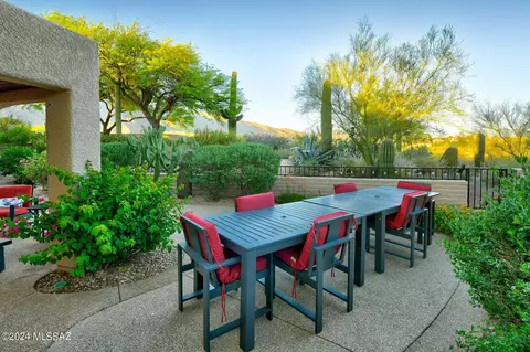 6054 N Moon Crest Dr, Tucson, AZ 85718