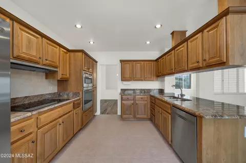 Kitchen - 37086 S Ridgeview Blvd, Saddlebrooke, AZ 85739 photo 5 of 6