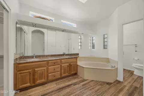 Bath - 37086 S Ridgeview Blvd, Saddlebrooke, AZ 85739 photo 1 of 4