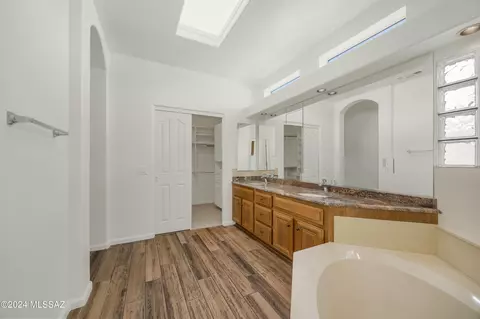 Bath - 37086 S Ridgeview Blvd, Saddlebrooke, AZ 85739 photo 3 of 4