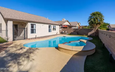 9102 E Rainsage St, Tucson, AZ 85747