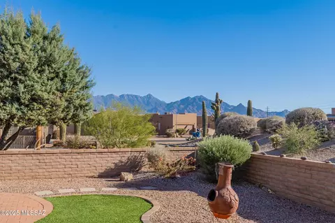 949 W Va De La Fonda, Green Valley, AZ 85614