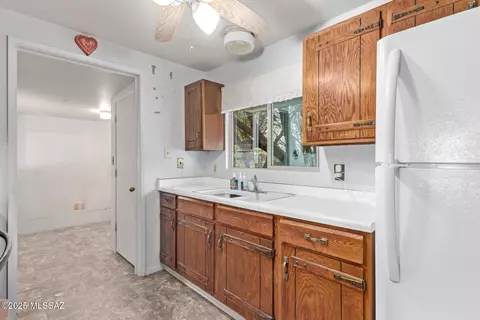 Kitchen - 13530 E Garigans Gulch, Vail, AZ 85641 photo 2 of 3