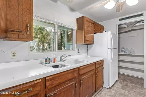 Kitchen - 13530 E Garigans Gulch, Vail, AZ 85641 photo 3 of 3