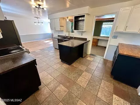 Kitchen - 202 E Bromley St, Tucson, AZ 85704 photo 1 of 4