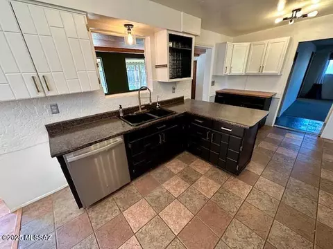 Kitchen - 202 E Bromley St, Tucson, AZ 85704 photo 4 of 4