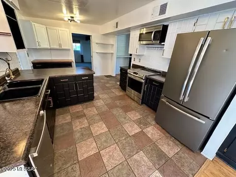 Kitchen - 202 E Bromley St, Tucson, AZ 85704 photo 3 of 4