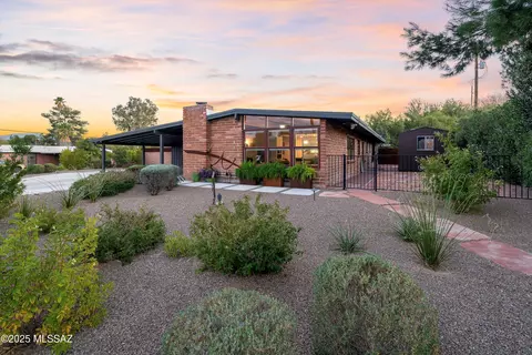6902 E Taos Place Pl, Tucson, AZ 85715