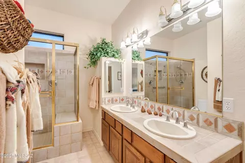 Bath - 175 E Silverstone Pl, Tucson, AZ 85737 photo 3 of 5