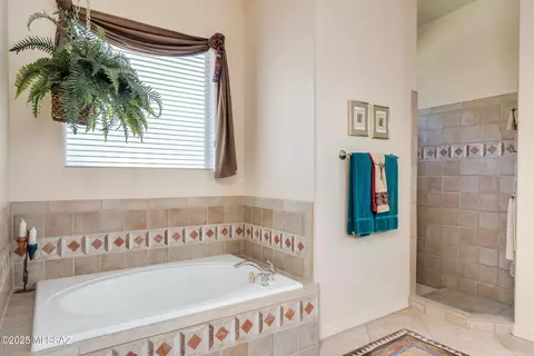 Bath - 175 E Silverstone Pl, Tucson, AZ 85737 photo 2 of 5