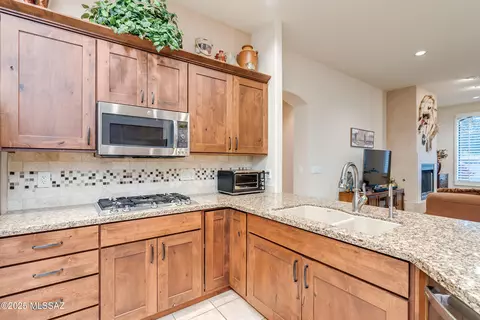 Kitchen - 175 E Silverstone Pl, Tucson, AZ 85737 photo 5 of 7