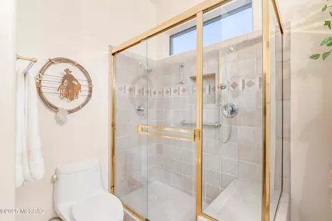 Bath - 175 E Silverstone Pl, Tucson, AZ 85737 photo 4 of 5