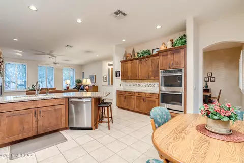 Kitchen - 175 E Silverstone Pl, Tucson, AZ 85737 photo 6 of 7