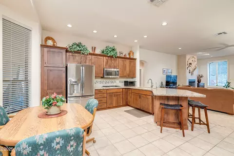 Kitchen - 175 E Silverstone Pl, Tucson, AZ 85737 photo 4 of 7