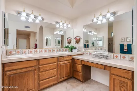 Bath - 175 E Silverstone Pl, Tucson, AZ 85737 photo 1 of 5