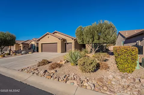 2211 E Thunderchief Dr, Green Valley, AZ 85614