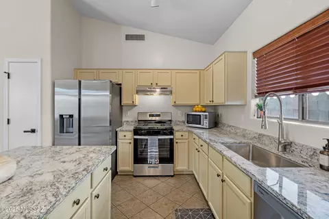 60591 E Blackcrest Loop, Tucson, AZ 85739 photo 9