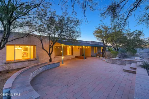 6821 N Skyway Dr, Tucson, AZ 85718
