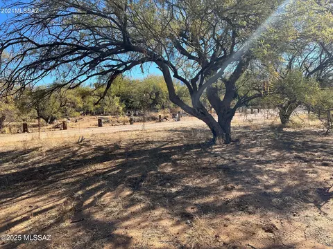 1111 W Hawk Way, Amado, AZ 85645