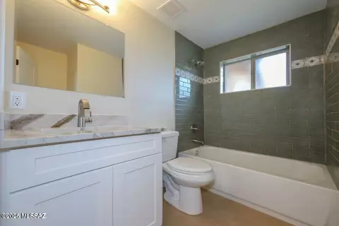 Bath - 814 E Mitchell Dr, Tucson, AZ 85719 photo 4 of 5