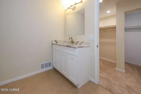 Bath - 814 E Mitchell Dr, Tucson, AZ 85719 photo 1 of 5