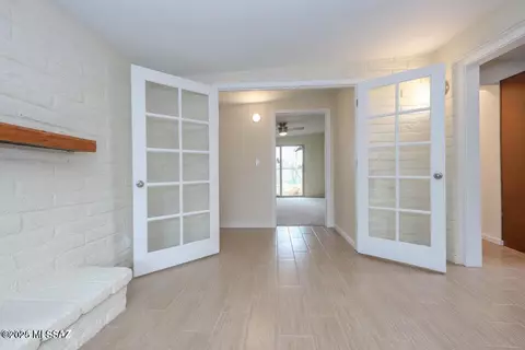 Living - 814 E Mitchell Dr, Tucson, AZ 85719 photo 3 of 7