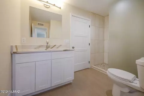Bath - 814 E Mitchell Dr, Tucson, AZ 85719 photo 2 of 5