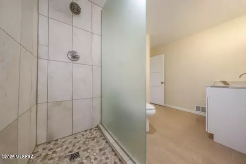 Bath - 814 E Mitchell Dr, Tucson, AZ 85719 photo 3 of 5