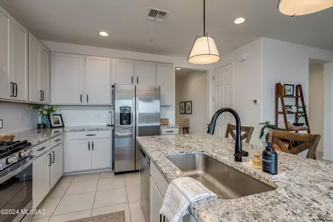 Kitchen - 11784 E Arabelle Dr, Vail, AZ 85641 photo 7 of 8
