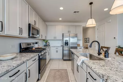 Kitchen - 11784 E Arabelle Dr, Vail, AZ 85641 photo 5 of 8
